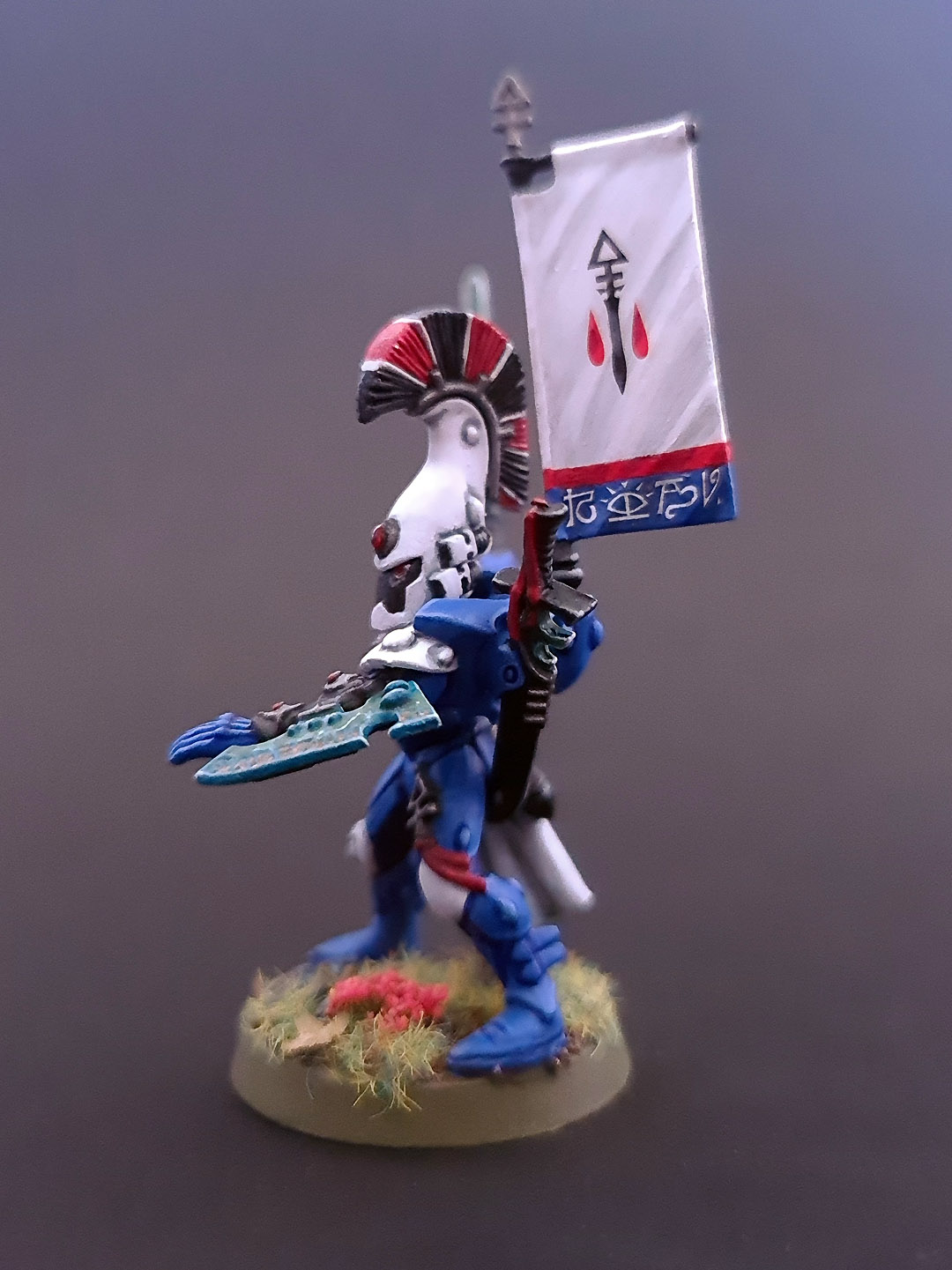 Eldar Dire Avenger Exarch with power weapon and shimmershield